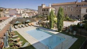 Fotografía del jardín interior con piscina en el parador de turismo de Plasencia en Cáceres