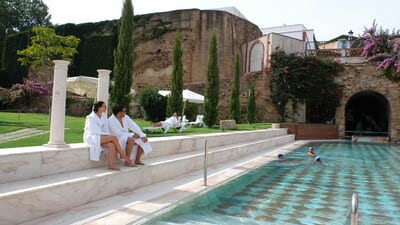 Piscina exterior del Balneario de Alange en Mérida