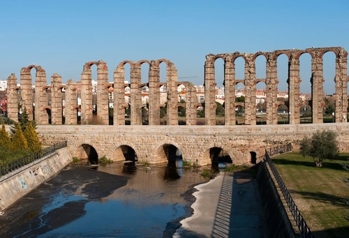 El puente romano sobre el río Albarregas en Mérida, con el Acueducto de los Milagros al fondo
