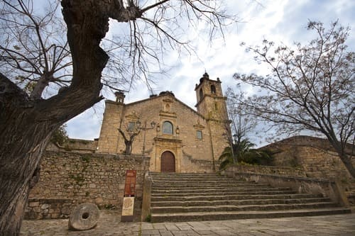 Fotografía del exterior de la Iglesia de Nuestra Señora de Rocamador en Valencia de Alcántara (Cáceres)