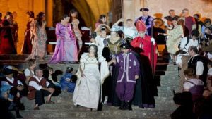 Fotografía de la representación teatral de la boda de Isabel de Aragón y Manuel I de Portugal, en la Iglesia de Rocamador (Valencia de Alcántara)