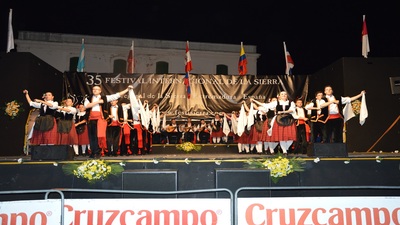 Fotografía del escenario del Paseo de la Constitución de Fregenal de la Sierra, durante el Festival Internacional de la Sierra