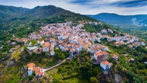 Fotografía aérea de la villa de Eljas en el norte de Cáceres