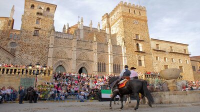 Caballistas llegando a la plaza de Guadalupe el Día de la Hispanidad