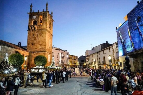 Foto lateral de la Iglesia Parroquial de Nuestra Señora de la Piedad (Moraleja - Cáceres)