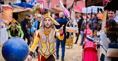 Malabaristas recorren el Mercado Medieval de Cáceres