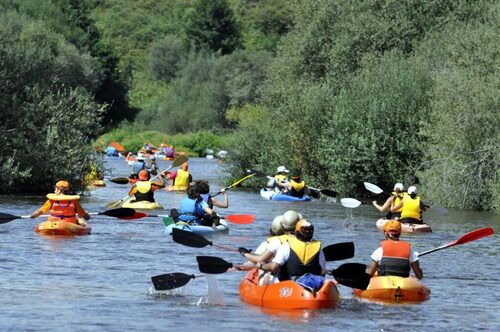 Fotografías de gente realizando el descenso en canoa por el río Alagón