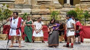 Representación de un mercado de esclavos en el Templo de Diana durante Emérita Lvdica