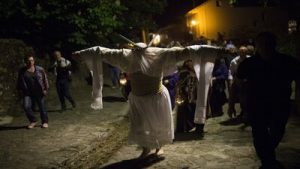 Fotografía de un Empalao recorriendo las calles de Valverde de la Vera