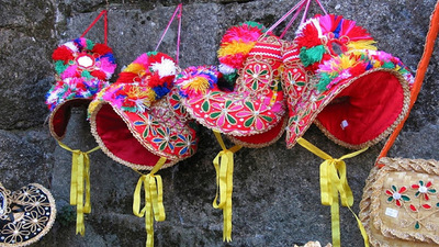 Fotografía de tres gorros de Montehermoseña