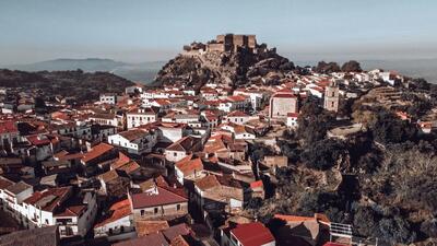 Panorámica de la localidad de Montánchez con el castillo al fondo